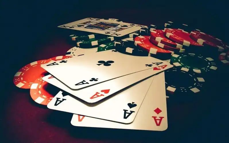 Meja baccarat dengan kartu dan dealer di platform peraktoto